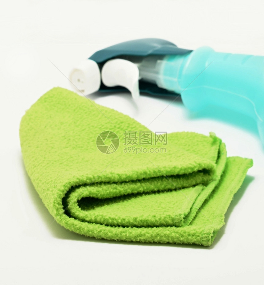 清理或者照片白色背景的绿抹布和一瓶洗涤剂消毒或清洁概念图片