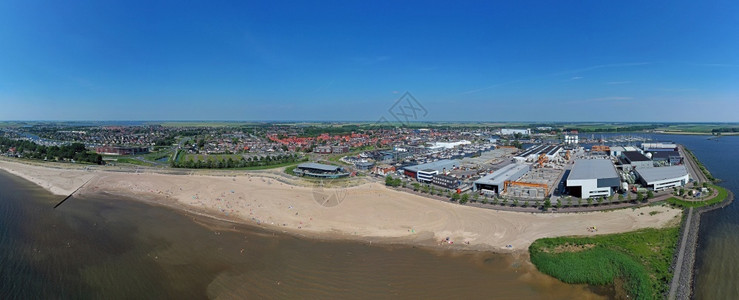 来自荷兰IJsselmeer的海滩和莱默市航空全景汽艇吸引力屋图片