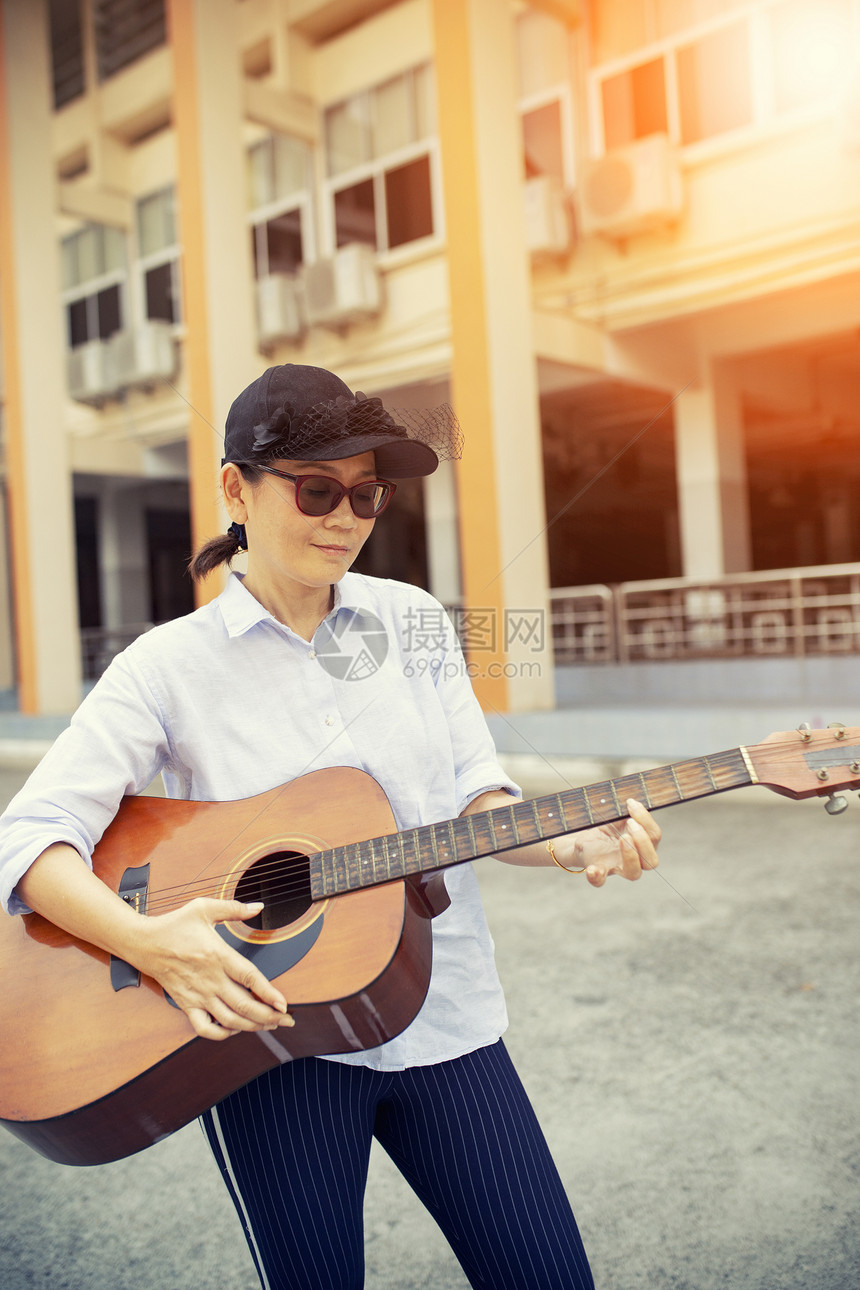 在街边弹音响吉他的女人声音活动艺术家图片