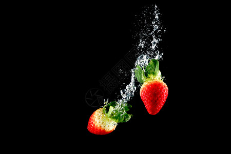 水中的新鲜草莓图片