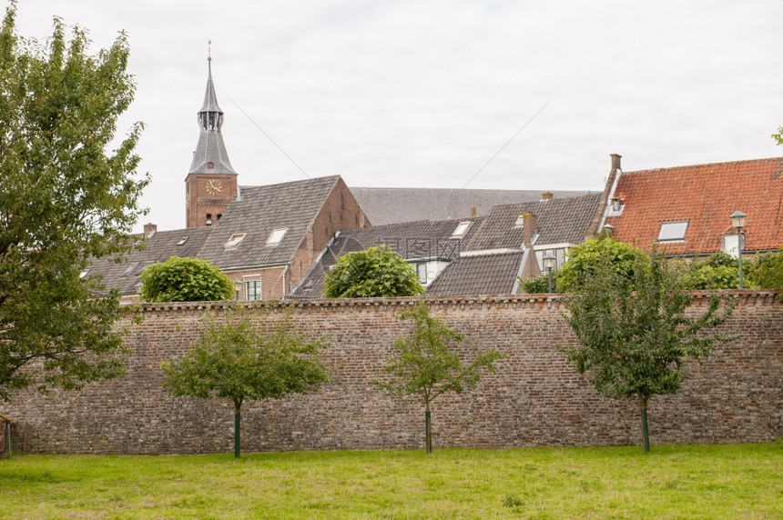 荷兰Hattem市古城墙后的历史市中心荷兰哈特姆中央在后面历史的图片