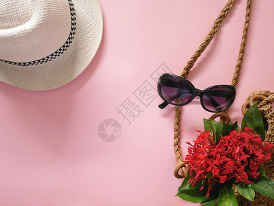 粉红色背景的暑假包括女在生活方式上的比例粉色穿甜图片