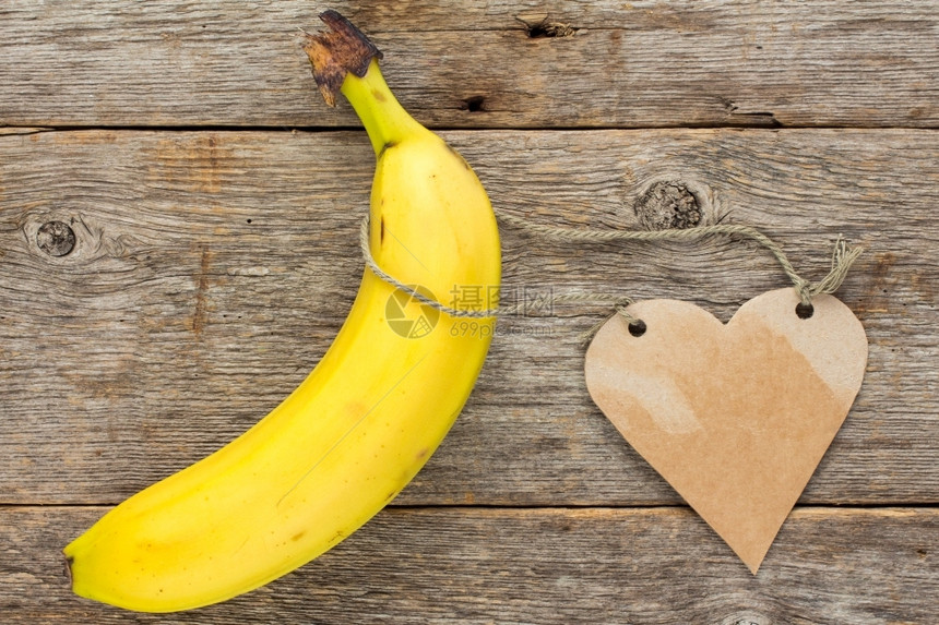 热带健康饮食概念新鲜香蕉水果有心形标签供文字使用自然有机的图片
