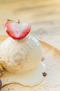 浆果切除一半的草莓水果加冰淇淋切开小草莓水果甜的最佳图片