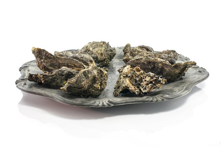 盘子昂贵的传统以白色背景隔绝的昂贵牡蛎板图片