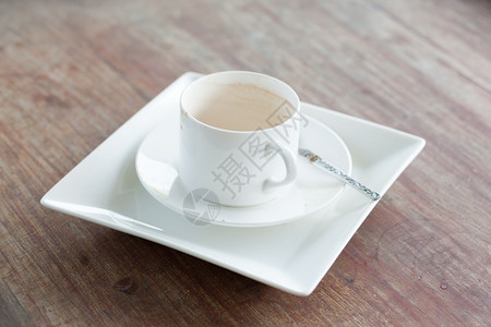 晚餐出去勺子咖啡杯和白色茶盘吃饭堆在木桌上图片
