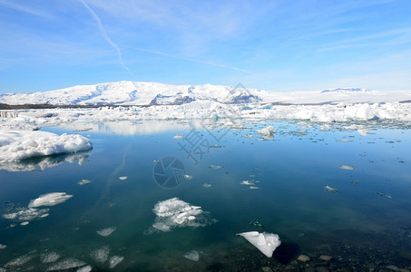 在冰川环礁湖上可以看到分散的冰山岛海岸线风景优美图片