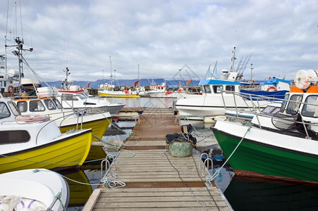 钓鱼冰岛Husavik港的渔船航海斯佳凡迪背景图片