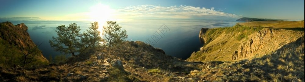 户外天空清除Baikal湖岩石海岸全景图片