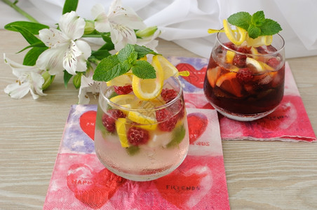 一杯新鲜自制柠檬水配薄荷和草莓夏天水果食谱图片