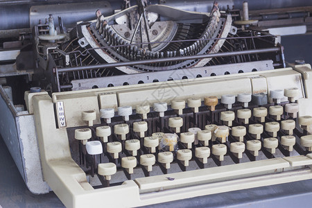 信息旧打字机和破作家键盘图片
