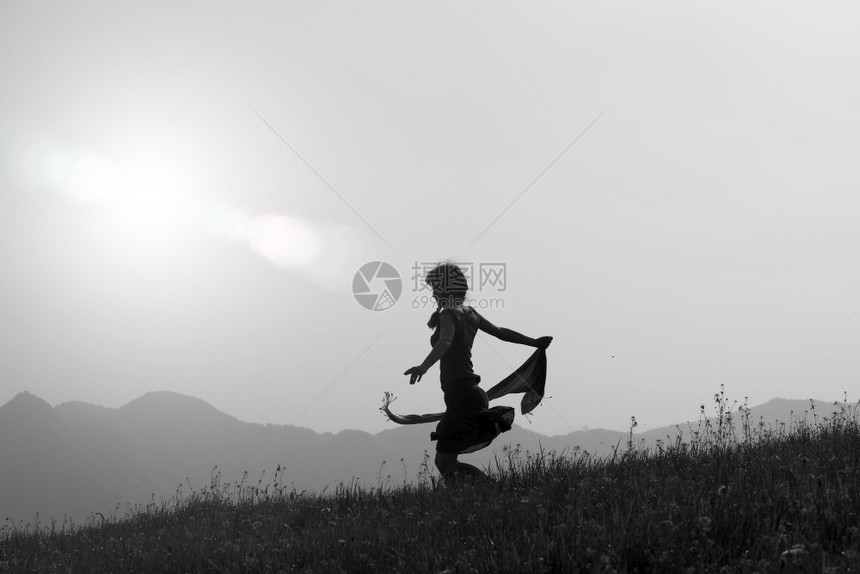 场地天生自由的年轻女孩在风中披着围巾草地美丽的图片