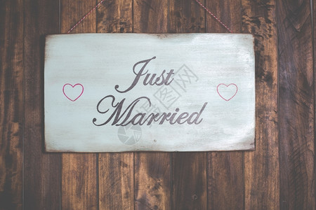 华丽的刚结婚海报挂在木墙上优质的宴请图片