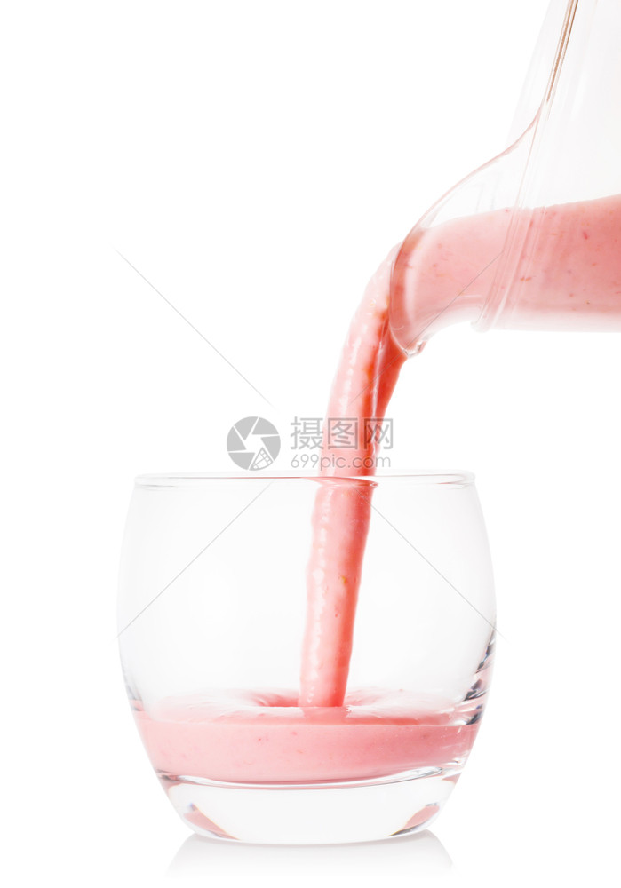 美味的新鲜食物从一个罐子倒入隔在白色背景的玻璃杯中贝里冰或酸奶倒从瓶子入玻璃杯中图片