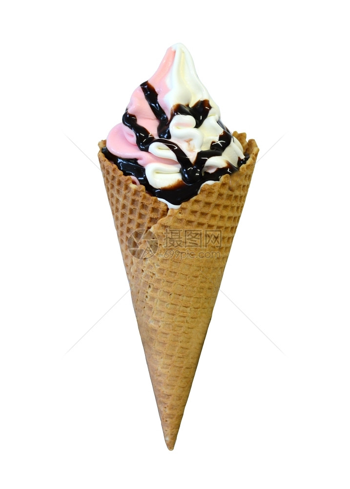 奶油的草莓和香软糖服务冰淇淋配有巧克力酱面的柔软夏天图片