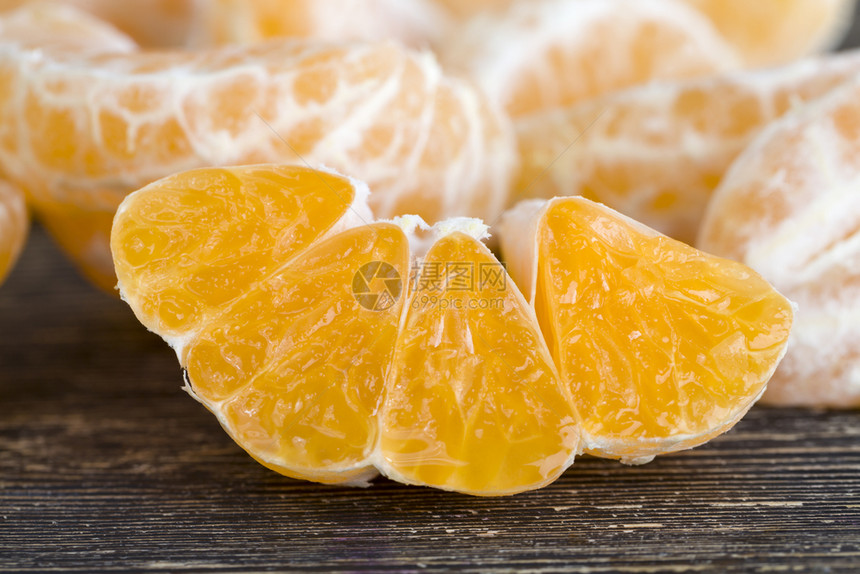 块或者橘子橙被切成两半在剥皮的曼达林番茄素食主义者图片