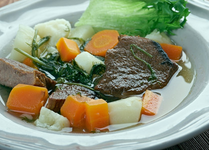永久炖菜各种原料如根蔬菜洋葱胡萝卜土豆大蒜食堂和各种肉类沙锅样的酱图片