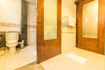 龙头现代式的洗手间用木门作为度假场所浴缸洗澡图片