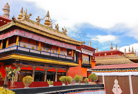 藏龙福地拉萨的Jokhang寺庙佛教徒修道院金子背景