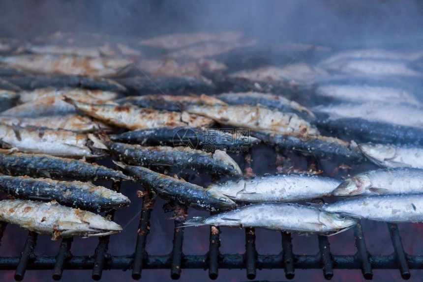 新鲜的地中海烧烤沙丁鱼在街上bbq热辣浅面牛油菜抽烟图片