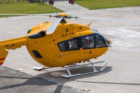 黄色紧急救援直升机背景图片