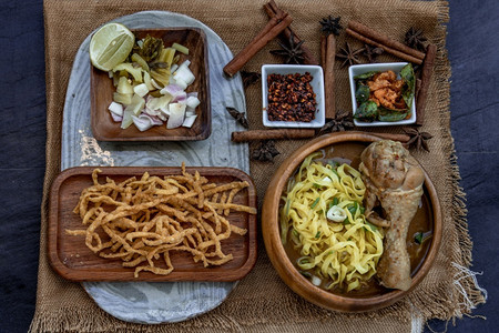 北泰国传统烹饪TopViewTop视图北泰美食传统面条咖喱午餐图片