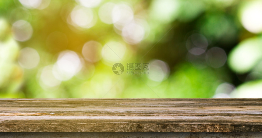 模糊新鲜的Bokeh绿色背景的空木架供产品显示时使用食物图片