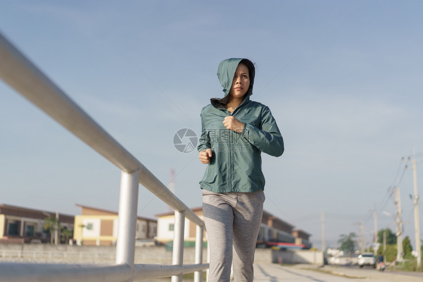 在户外跑步的女性图片