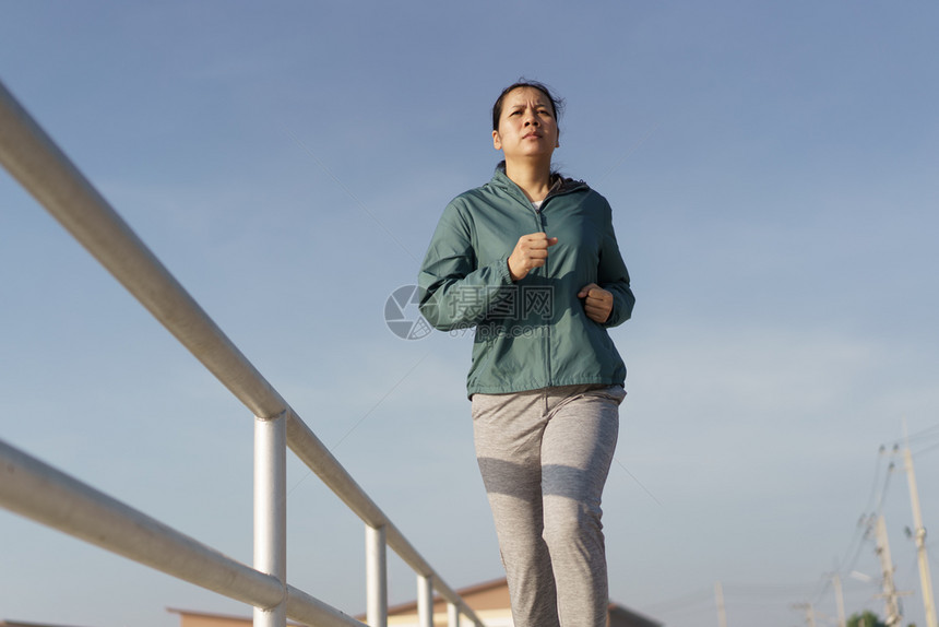 在户外跑步的女性图片