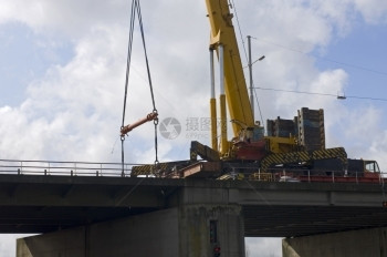 大小在荷兰Haarlem附近A9公路主要工程期间一个巨大的起重机在桥段举的梁部分金属控制图片