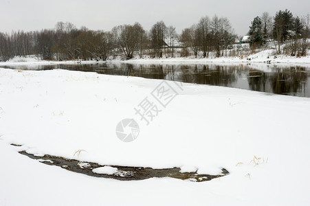 覆盖着雪村房屋积河岸乡村的白雪皑图片