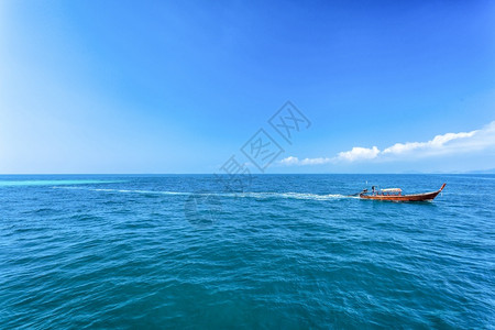 海上的轮船和蓝天海洋图片