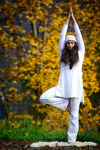 秋天的瑜伽练习中年轻女子麻辣放松训练图片
