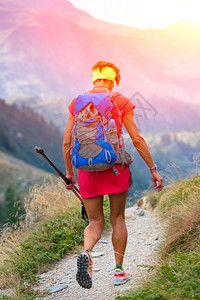 夏天步行拥有美丽身体和穿技术登山道路的穿着妇女孤独图片