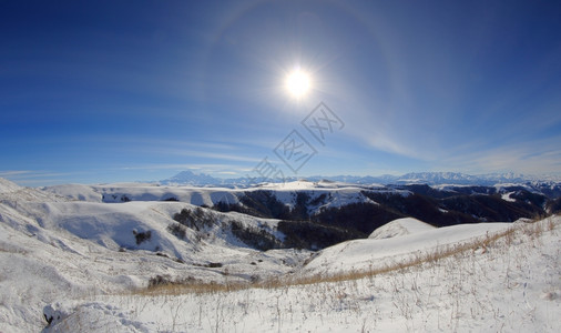 冬天阳光下的雪山图片