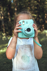 小女孩用即时相机拍照片的人真实瞬间情况拍摄技术立即的影图片
