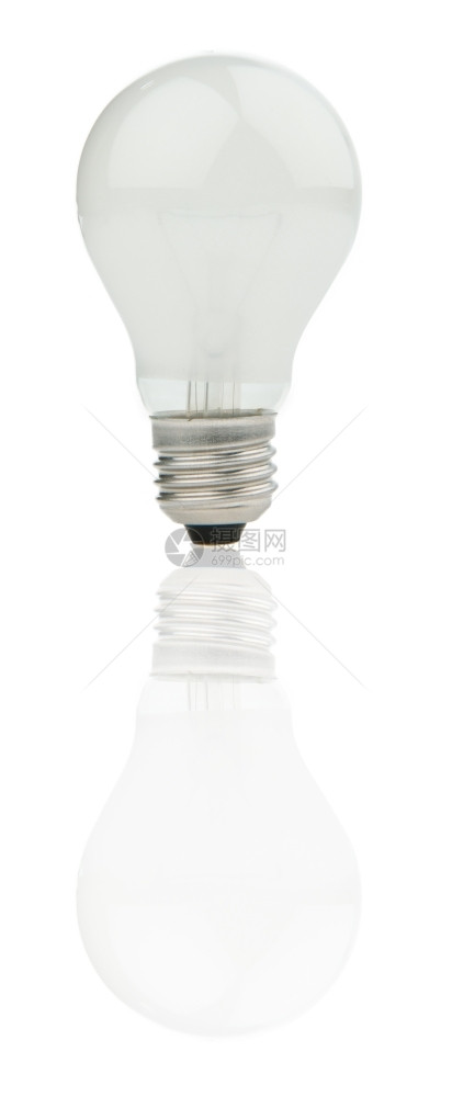 白色的解决方案电一个有反射和白色背景的灯泡图片