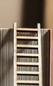 状态商业毕书页和梯子概念在书上加梯子用于教育和知识的学图片