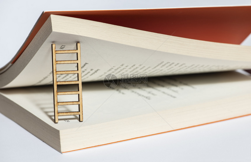 立足点财富毕业书页和梯子概念在书上加梯子用于教育和知识的学图片