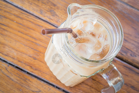 稻草桌子饮料在玻璃碗杯里热冰咖啡拿铁股票照片图片