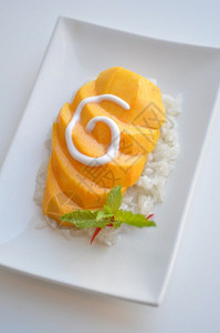 传统泰国甜点由谷面大米新鲜芒果和椰子牛奶制成厨师午餐丰菲拉背景