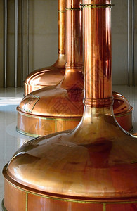 室内啤酒酿厂与传统发酵铜气缸的景象制造业防锈的背景图片