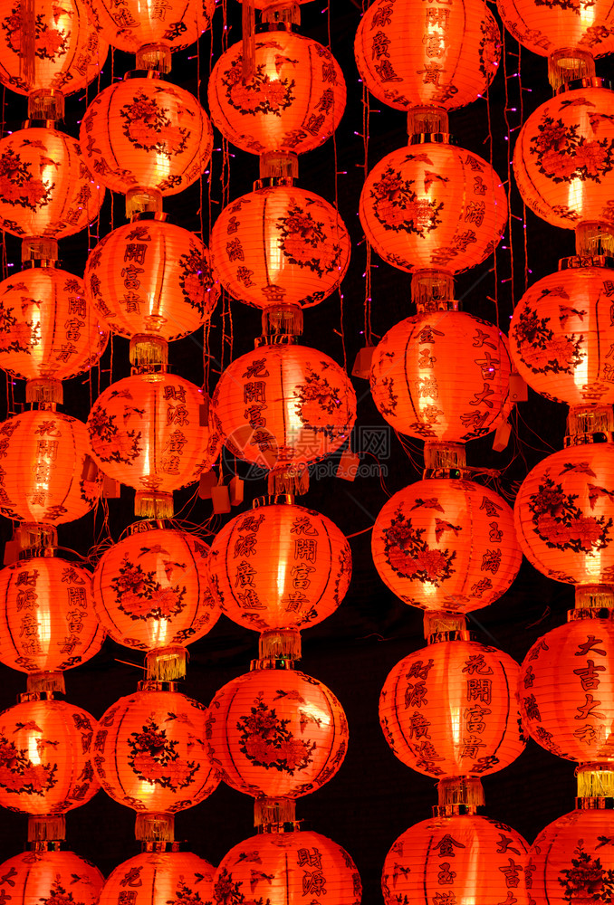 新年庆典的红灯装饰夜间照亮中华新年节发光的传统宗教图片