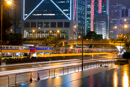 大灯洪春雨过后香港的摩天大楼汽车公交和电夜通灯光城市图片