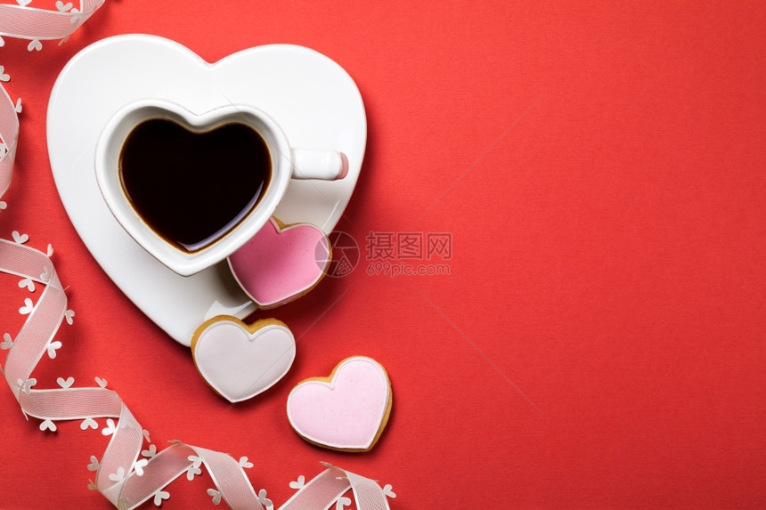 粉色的富劳卡喝以红背景为心脏形状的咖啡cookie构成情人节天顶视图的成分复制空间图片