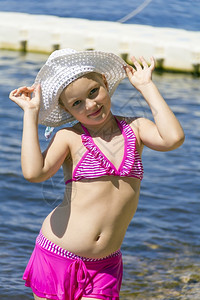 湖边穿着泳衣的小女孩图片