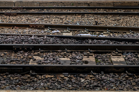 在火车站铁路背景选择重点中穿越铁路的横穿站轨运输乘客图片