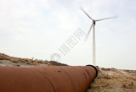 更换环境管道通过沙丘向风涡轮机新的和老旧能源并合在一起发电机图片