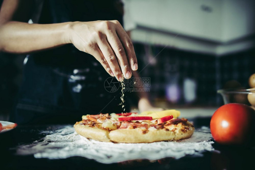 制作美味的披萨图片