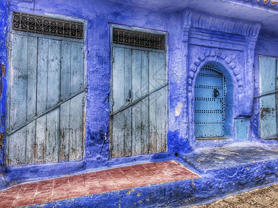 店面在摩洛哥大厨的一家店铺上涂有蓝漆的商店建筑物覆盖图片